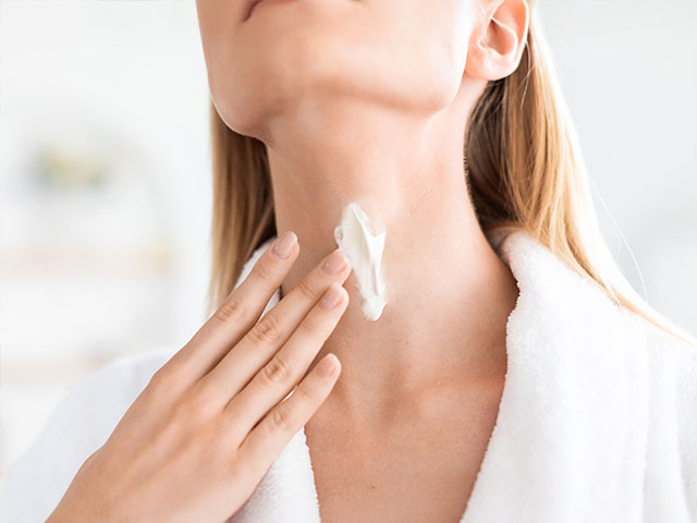 你有頸紋嗎?怎麼辦脖子有二條線,4個頸部保養的有效方法 脖子保養 640x480