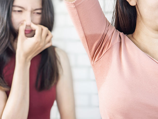 腋下大流汗,女生為什麼會有狐臭?年輕人最在意的「異味困擾」全 狐臭怎麼消除 640x480